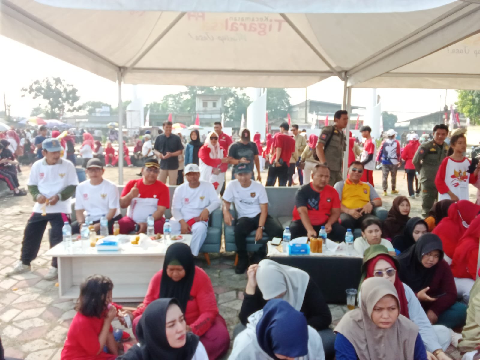 Meriahkan HUT RI ke-80, Ribuan Warga Tigaraksa Antusias Ikuti Gerak Jalan Santai