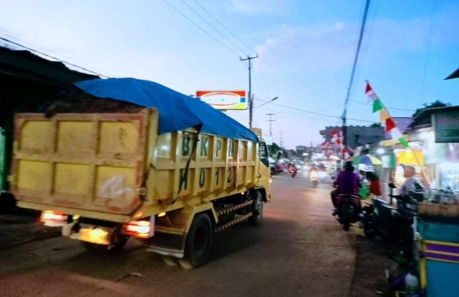 Banyak Debu Bertebaran, Warga Kemiri Resah Truk Galian Lalu-lalang pada Siang Hari