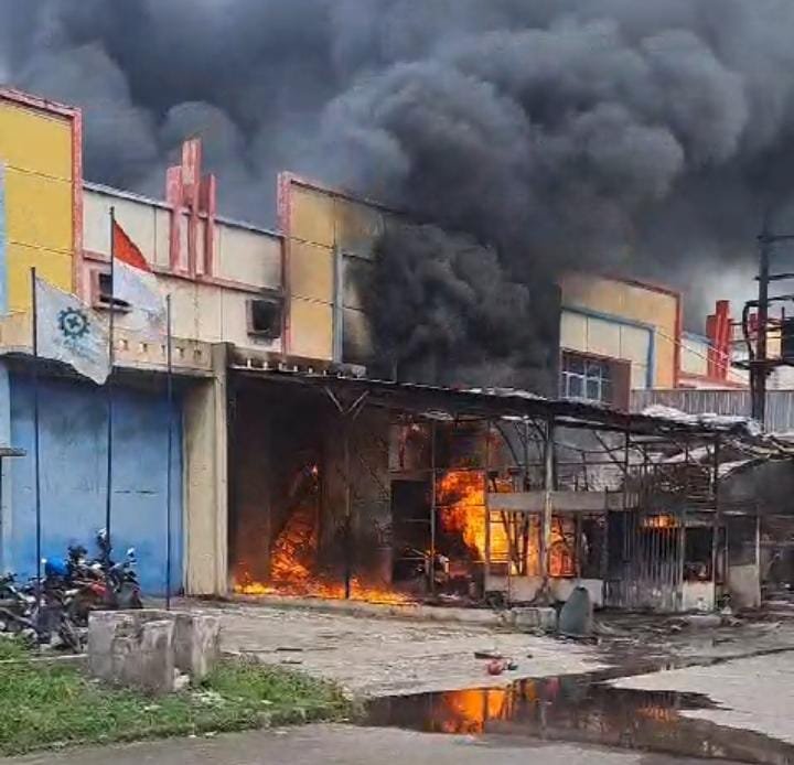 BREAKING NEWS  ! Pabrik di Kawasan Industri Milenium Tangerang Terbakar : Ada Ledakan