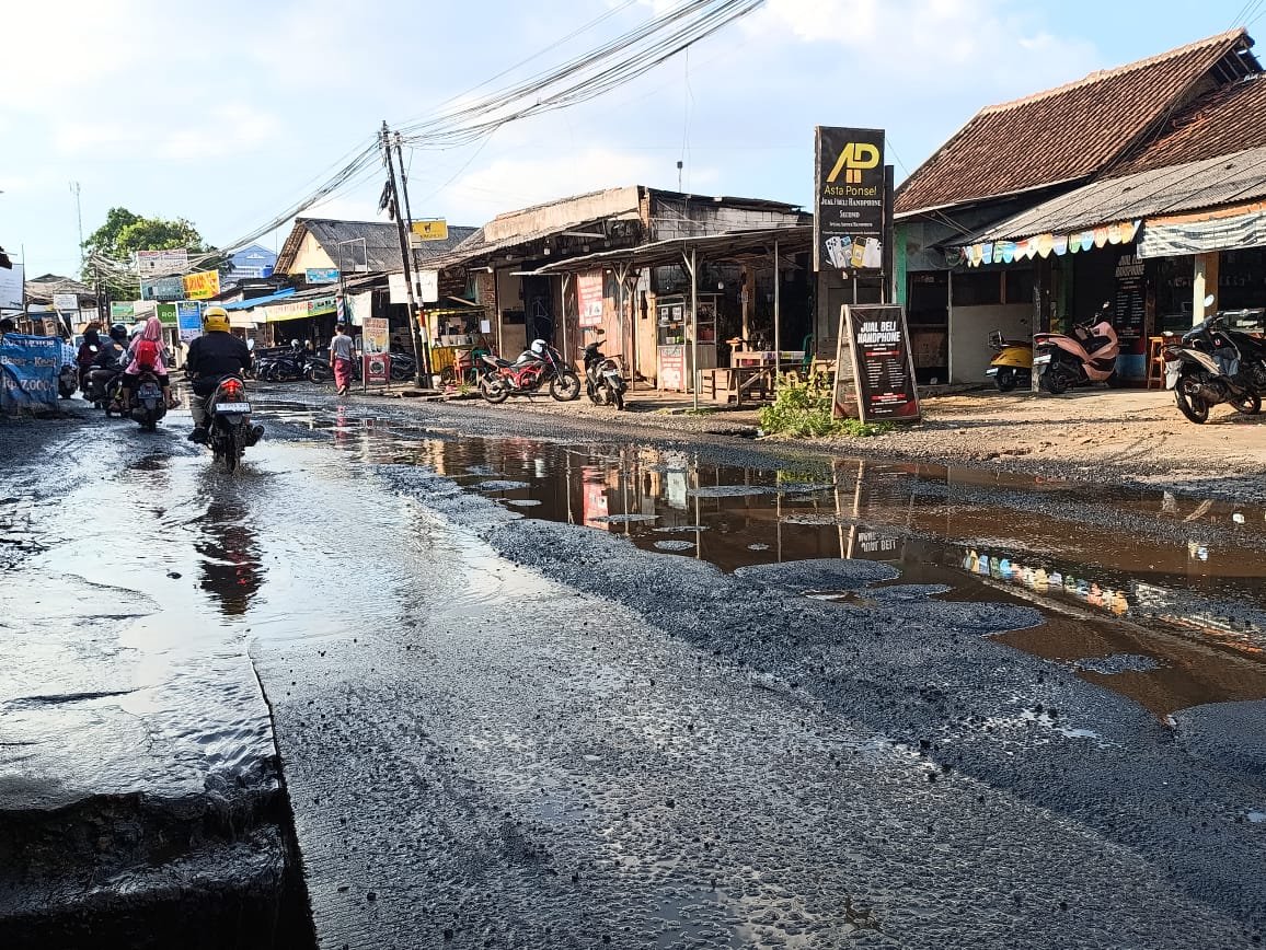 Warga Resah, Jalan Cisoka-Solear Rusak Parah dan Terabaikan Pemprov Banten