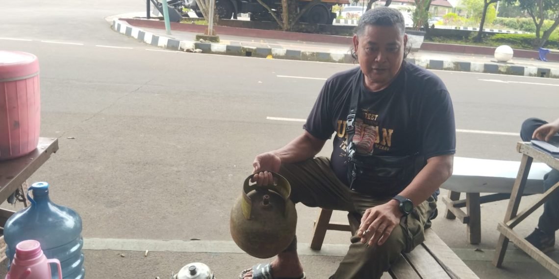 Pedagang Kopi di Pemda Tigaraksa Kelimpungan Cari Gas LPG 3kg