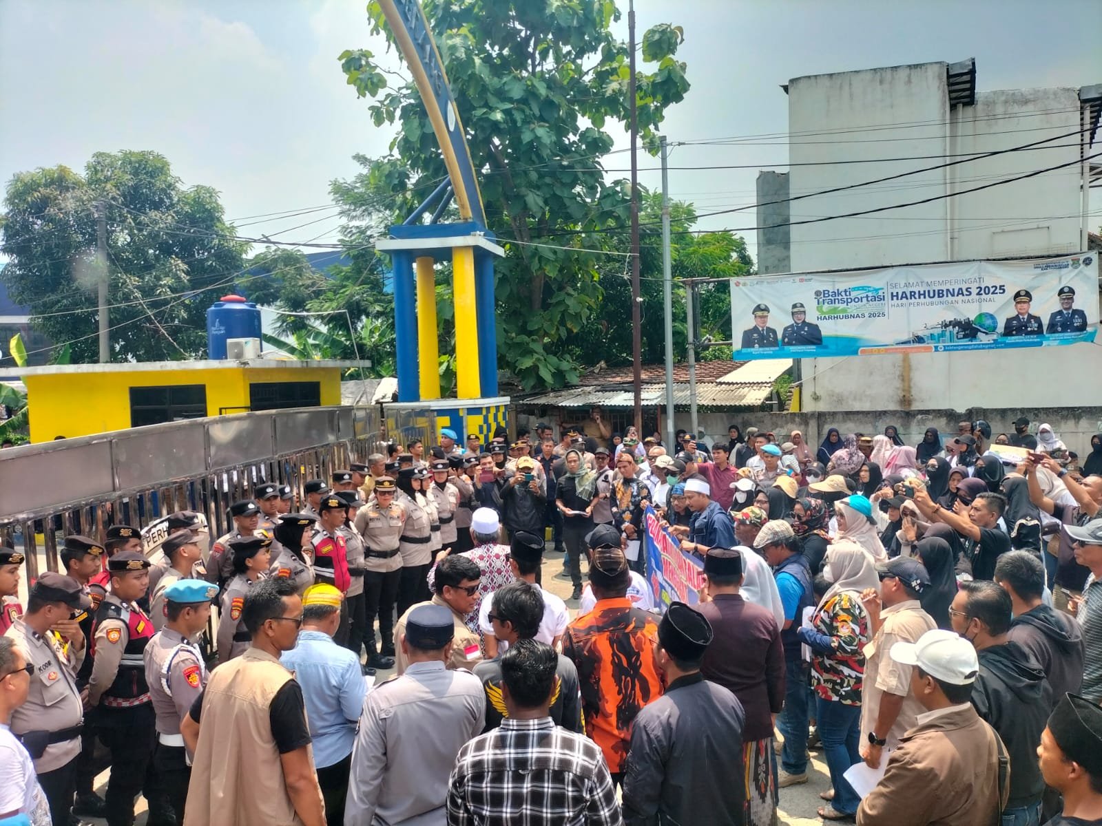 Warga Gelar Aksi Demo di Dishub Tangerang, Tuntut Adanya Petugas Gabungan di Pos Pantau