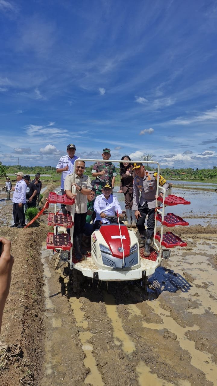 Presiden Prabowo Subianto Buka Gerakan Tanam Padi Serentak di 14 Provinsi