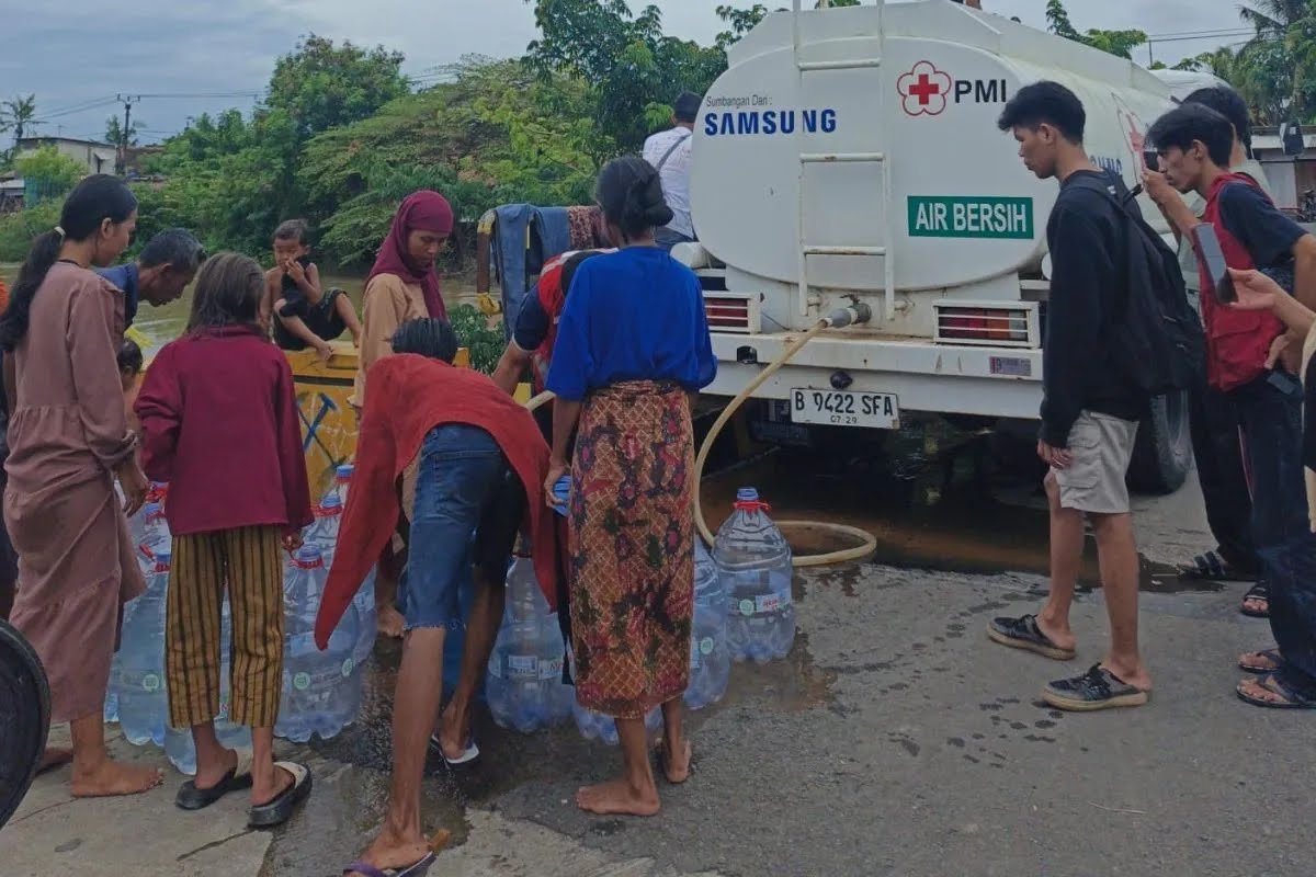 Korban Banjir di Gunung Kaler Tangerang Dapat Bantuan Logistik dan Air Bersih