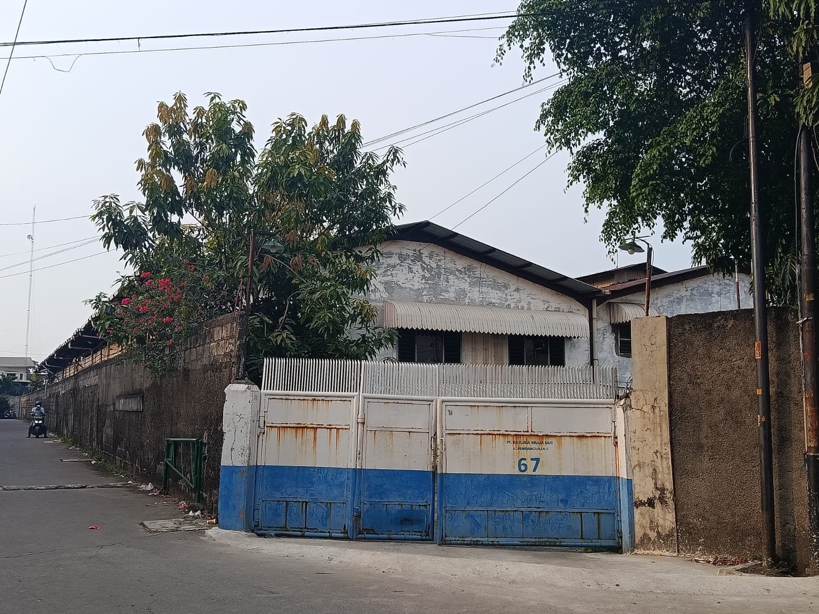 Warga Karanganyar Keluhkan Bau Menyengat Diduga dari Produksi Pasir Kucing