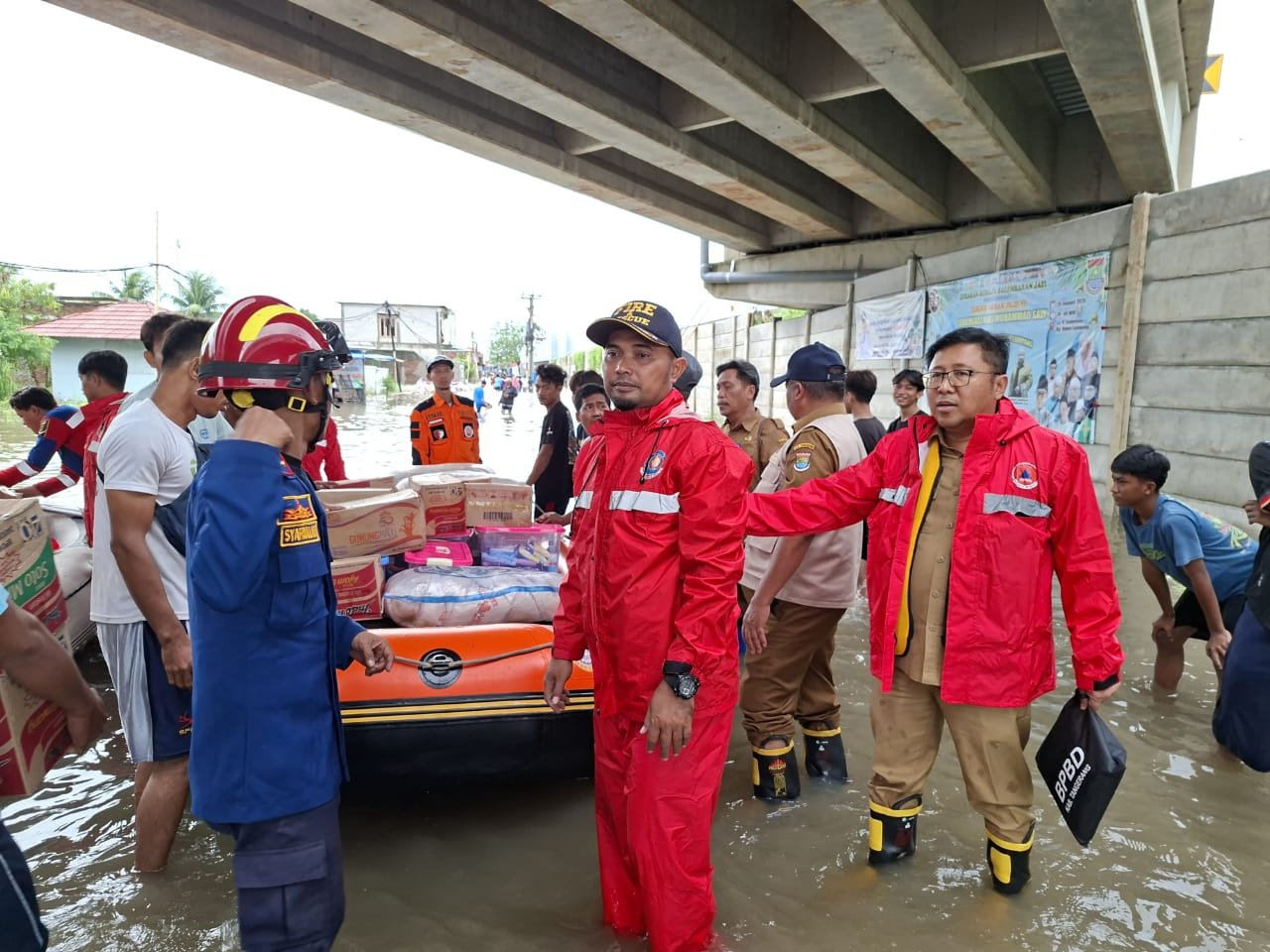 Kepala BPBD Kabupaten Tangerang Dampingi Bupati Salurkan Bantuan ke Wilayah Terdampak di Kosambi